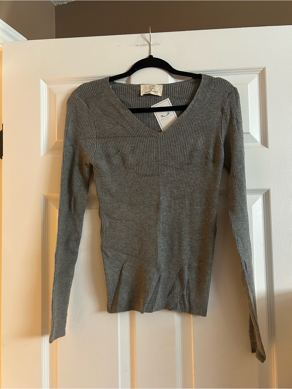 Wren & Ivory Women's Gray Ribbed V-Neck Long Sleeve Top